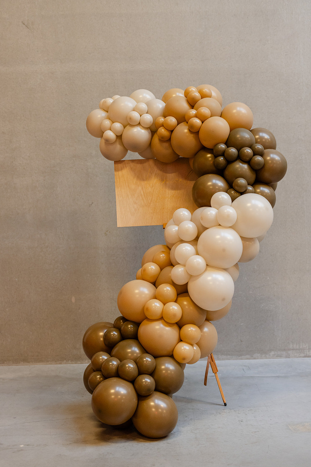 Ballonboog met schildersezel en welkomstbord